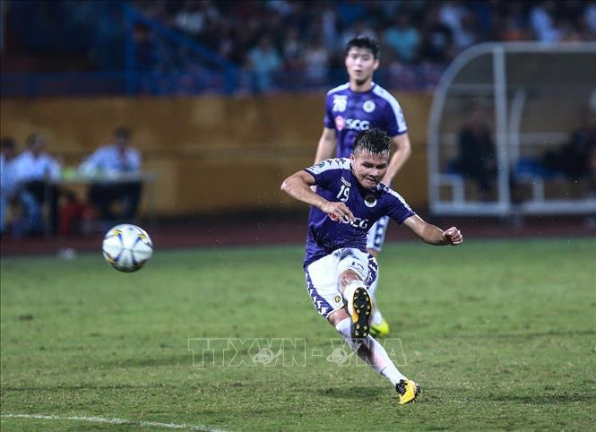 Trong ảnh: Pha sút phạt thành bàn san bằng tỉ số của Quang Hải ở phút thứ 40 cho Hà Nội FC. Ảnh: Trọng Đạt - TTXVN