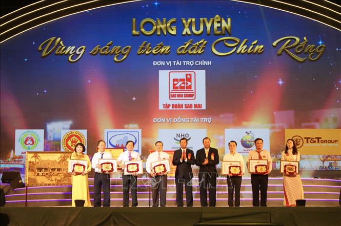 Trong ảnh: Tỉnh An Giang tặng Bằng khen cho các đơn vị đóng góp cho sự phát triển của thành phố Long Xuyên. Ảnh: Thanh Sang - TTXVN