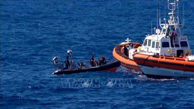 Trong ảnh: Người di cư trên tàu cứu hộ Open Arms được cứu lên tàu tuần tra Tây Ban Nha sau khi nhảy xuống biển ở khu vực ngoài khơi Lampedusa, Italy, ngày 20/8/2019. Ảnh: AFP/TTXVN