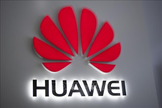 Trong ảnh: Biểu tượng Huawei tại cửa hàng ở Bắc Kinh, Trung Quốc. Ảnh: AFP/ TTXVN