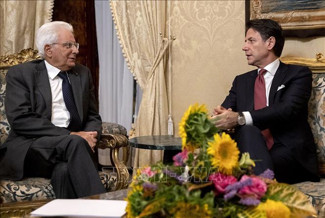 Trong ảnh: Thủ tướng Italy Giuseppe Conte (phải) đệ đơn từ chức lên Tổng thống nước này Sergio Mattarella tại Rome, ngày 20/8/2019. Ảnh: THX/TTXVN