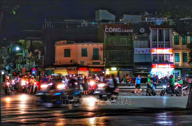 Trong ảnh: Các tay đua tụ tập tại khu vực hồ Hoàn Kiếm (Hà Nội) tổ chức đua xe trái phép. Ảnh: Thành Đạt - TTXVN