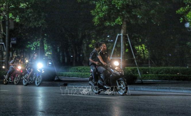 Trong ảnh: Các tay đua phóng xe không đội mũ bảo hiểm đi qua khu vực Hồ Hoàn Kiếm. Ảnh: Thành Đạt - TTXVN 