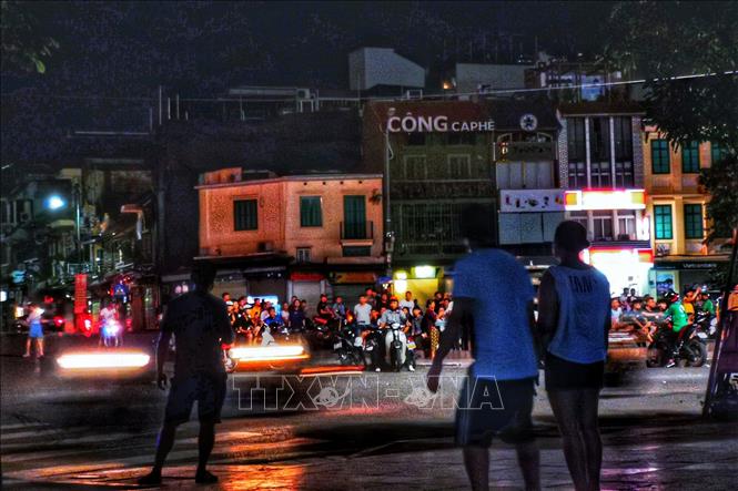 Trong ảnh: Thanh thiếu niên tụ tập xem đua xe ở 2 bên đường tại khu vực hồ Hoàn Kiếm. Ảnh: Thành Đạt - TTXVN
