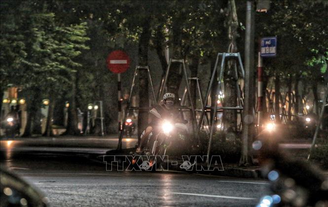 Trong ảnh: Các tay đua phóng xe tốc độ cao đi qua khu vực hồ Hoàn Kiếm. Ảnh: Thành Đạt - TTXVN