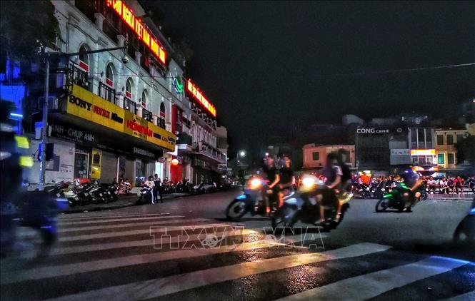 Trong ảnh: Các tay đua phóng xe tốc độ cao, lạng lách, đánh võng. Ảnh: Thành Đạt - TTXVN