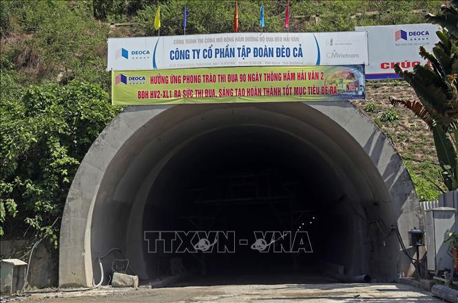 Trong ảnh: Công trình hầm đường bộ Hải Vân 2 được đầu tư xây dựng theo hình thức BOT (đầu tư - xây dựng - chuyển giao), do Công ty Cổ phần Tập đoàn Đèo Cả thực hiện với tổng mức đầu tư 7.295 tỷ đồng. Ảnh: Huy Hùng – TTXVN