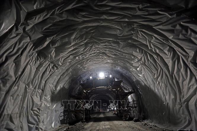 Trong ảnh: Trải lớp nhựa để chuẩn bị đổ bê tông vỏ hầm. Ảnh: Huy Hùng – TTXVN