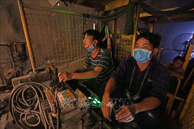 Trong ảnh: Các công nhân điều khiển máy đào hầm. Ảnh: Huy Hùng – TTXVN