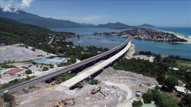 Trong ảnh: Trên tuyến có tất cả 8 cầu, trong đó cầu Hải Vân 2 dài gần 1km. Ảnh: Huy Hùng – TTXVN