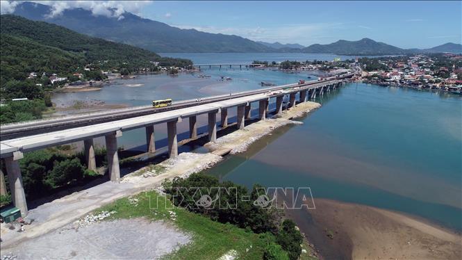 Trong ảnh: Cầu Hải Vân 2, cây cầu dài nhất trên tuyến đã thi công được 23/25 nhịp. Ảnh: Huy Hùng - TTXVN