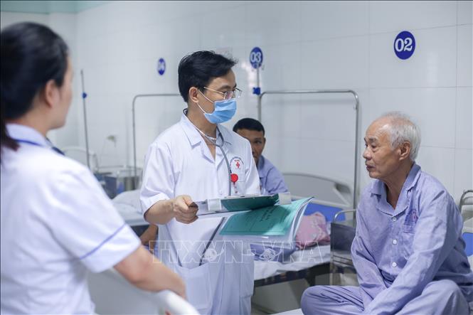 Trong ảnh: Bác sĩ Bệnh viện Đa khoa hữu nghị 103 tư vấn, theo dõi tình hình sức khỏe cho bệnh nhân. Ảnh: Đức Tưởng - TTXVN