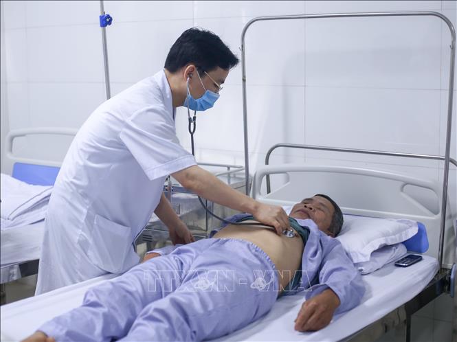 Trong ảnh: Bác sĩ Bệnh viện Đa khoa hữu nghị 103 thăm, khám cho bệnh nhân. Ảnh: Đức Tưởng - TTXVN