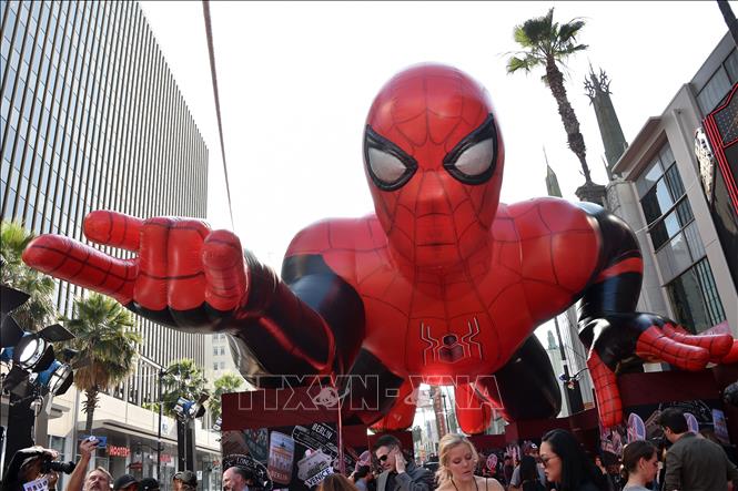 Trong ảnh: Hình nộm khổng lồ  Spider-Man được trưng bày  ở  Hollywood, Mỹ. Ảnh: AFP/TTXVN 