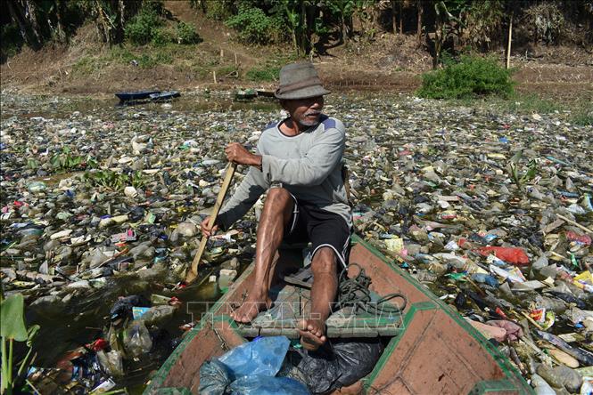 Trong ảnh: Thu thập rác thải nhựa trên sông Citarum ở Bandung, tỉnh Tây Java, Indonesia ngày 26/6/2019. Ảnh: AFP/TTXVN