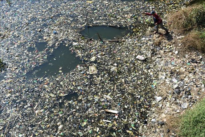 Trong ảnh: Thu thập rác thải nhựa trên sông Citarum ở Bandung, tỉnh Tây Java, Indonesia ngày 26/6/2019. Ảnh: AFP/TTXVN