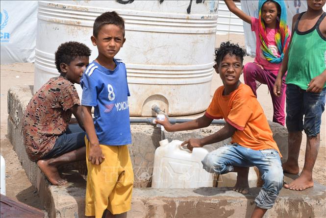 Trong ảnh: Trẻ em tại trại tị nạn ở ngoại ô thành phố Aden, Yemen, ngày 23/6/2019. Ảnh: THX/ TTXVN