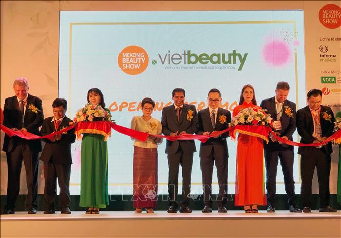 Trong ảnh: Đại diện Ban tổ chức cắt băng khai mạc Triển lãm làm đẹp Mekong Beauty và Vietbeauty 2019. Ảnh: Mỹ Phương – TTXVN.