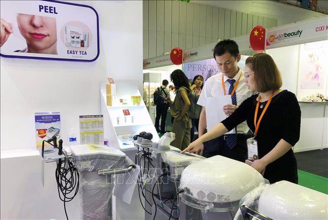 Trong ảnh: Các công nghệ, máy móc, thiết bị đa dạng được trưng bày tại Mekong Beauty và Vietbeauty 2019. Ảnh: Mỹ Phương – TTXVN.