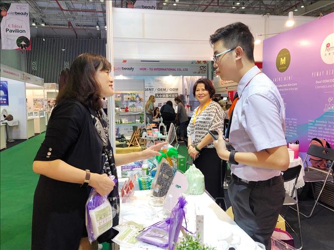 Trong ảnh: Khách tham quan rất quan tâm đến sản phẩm xanh tại Mekong Beauty và Vietbeauty 2019. Ảnh: Mỹ Phương – TTXVN.