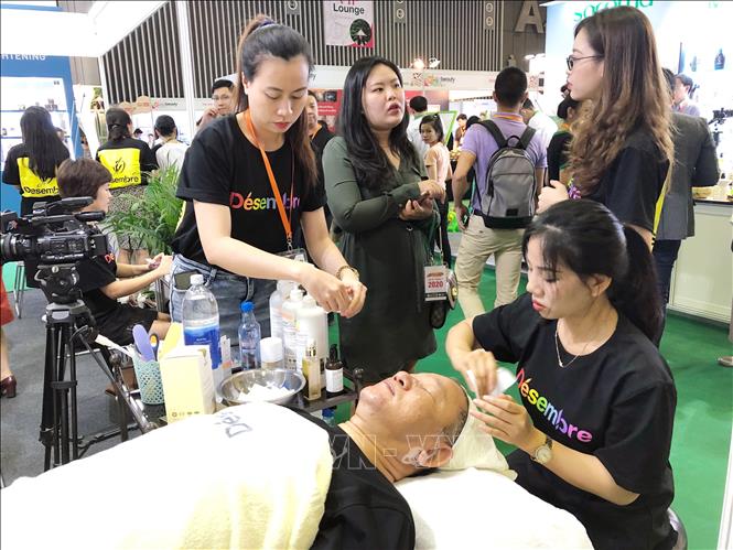 Trong ảnh: Người tiêu dùng trải nghiệm liệu trình làm đẹp tại Mekong Beauty và Vietbeauty 2019. Ảnh: Mỹ Phương – TTXVN.