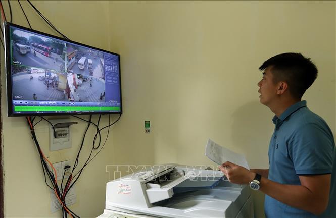 Trong ảnh: Trích xuất camera tại Bến xe khách Điện Biên kiểm tra giờ xuất bến đối với xe khách. Ảnh: Phan Tuấn Anh - TTXVN