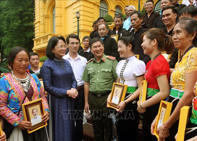 Phó Chủ tịch nước Đặng Thị Ngọc Thịnh với các đại biểu. Ảnh: Nguyễn Dân -TTXVN