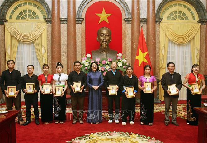 Phó Chủ tịch nước Đặng Thị Ngọc Thịnh tặng lô gô chân dung Bác Hồ cho các đại biểu. Ảnh: Nguyễn Dân -TTXVN