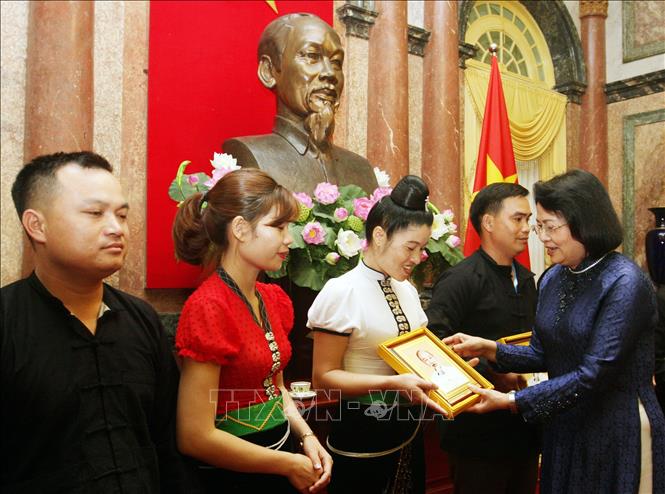 Phó Chủ tịch nước Đặng Thị Ngọc Thịnh tặng lô gô chân dung Bác Hồ cho các đại biểu. Ảnh: Nguyễn Dân -TTXVN
