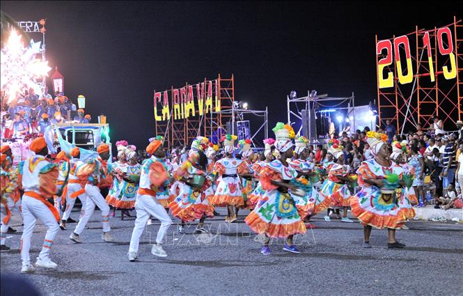 Trong ảnh: Mang đậm dấu ấn Mỹ Latinh, Lễ hội Carnaval La Habana luôn tràn ngập những trang phục sặc sỡ và các điệu nhảy sôi động. Ảnh: Lê Hà - Pv TTXVN tại Cuba      
