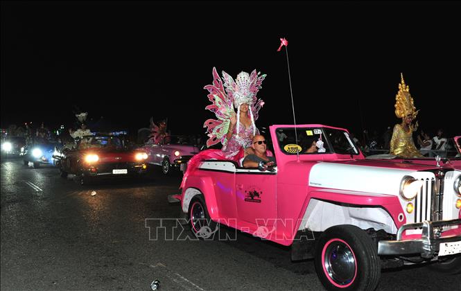 Trong ảnh: Đoàn diễu hành xe ô tô cổ, nét truyền thống và rất riêng của lễ hội Carnaval La Habana. Ảnh: Lê Hà - Pv TTXVN tại Cuba    