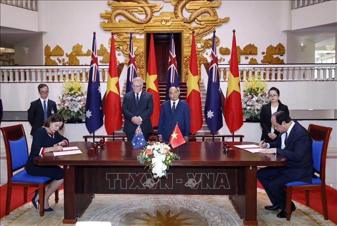 Trong ảnh: Thủ tướng Nguyễn Xuân Phúc và Thủ tướng Australia Scott Morrison chứng kiến lễ ký Biên bản ghi nhớ hợp tác trong chuyển đổi số và Chính phủ điện tử giữa Văn phòng Chính phủ nước CHXHCN Việt Nam và Cơ quan chuyển đổi số Australia. Ảnh: Thống Nhất – TTXVN