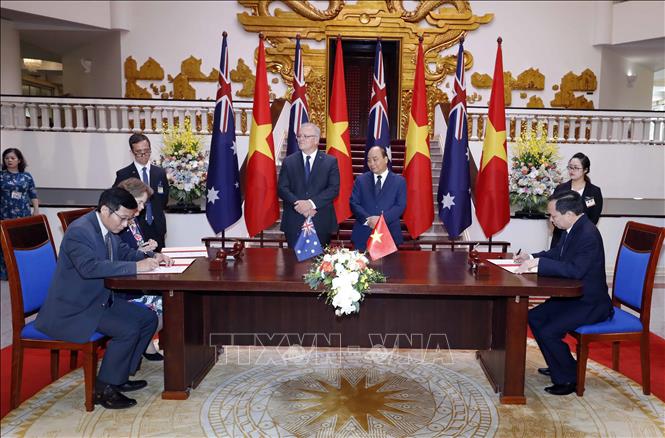 Trong ảnh: Thủ tướng Nguyễn Xuân Phúc và Thủ tướng Australia Scott Morrison chứng kiến lễ ký Biên bản ghi nhớ về phát triển khu vực tài chính và tài chính toàn diện giữa Ngân hàng Nhà nước Việt Nam và Bộ Ngoại giao và Thương mại  Australia và Ngân hàng Phát triển Châu Á. Ảnh: Thống Nhất – TTXVN
