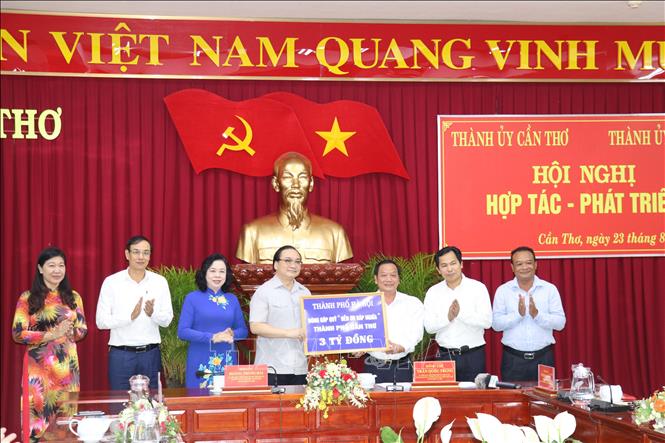 Trong ảnh: Thành ủy Hà Nội đóng góp 3 tỷ đồng cho Quỹ 