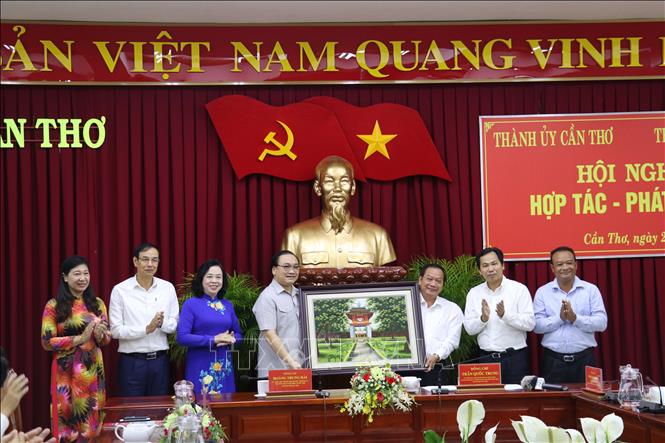 Trong ảnh: Thành ủy Hà Nội tặng bức tranh kỷ niệm cho Thành ủy Cần Thơ. Ảnh: Ngọc Thiện- TTXVN.
