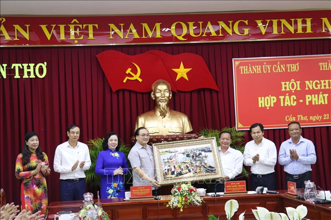 Trong ảnh: Thành ủy Cần Thơ tặng bức tranh kỷ niệm cho Thành ủy Hà Nội. Ảnh: Ngọc Thiện- TTXVN.
 