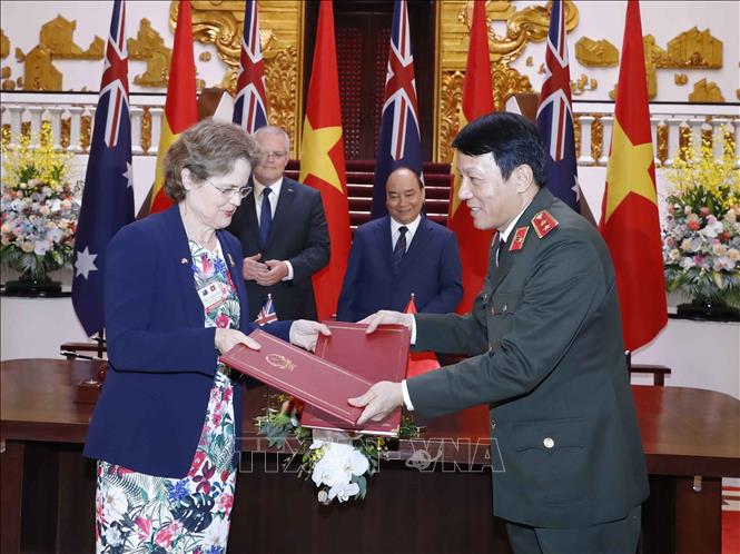 Trong ảnh: Thủ tướng Nguyễn Xuân Phúc và Thủ tướng Australia Scott Morrison chứng kiến lễ ký Biên bản thoả thuận giữa Chính phủ nước CHXHCN Việt Nam và Chính phủ Australia về triển khai Chương trình hợp tác ASEAN - Australia về chống buôn bán người. Ảnh: Thống Nhất – TTXVN