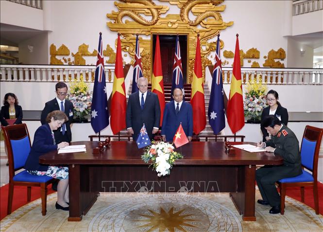 Trong ảnh: Thủ tướng Nguyễn Xuân Phúc và Thủ tướng Australia Scott Morrison chứng kiến lễ ký biên bản thoả thuận giữa Chính phủ nước CHXHCN Việt Nam và Chính phủ Australia về triển khai Chương trình hợp tác ASEAN - Australia về chống buôn bán người . Ảnh: Thống Nhất – TTXVN