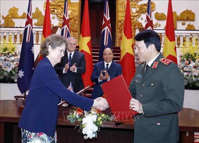 Trong ảnh: Thủ tướng Nguyễn Xuân Phúc và Thủ tướng Australia Scott Morrison chứng kiến lễ ký biên bản thoả thuận giữa Chính phủ nước CHXHCN Việt Nam và Chính phủ Australia về triển khai Chương trình hợp tác ASEAN - Australia về chống buôn bán người. Ảnh: Thống Nhất – TTXVN