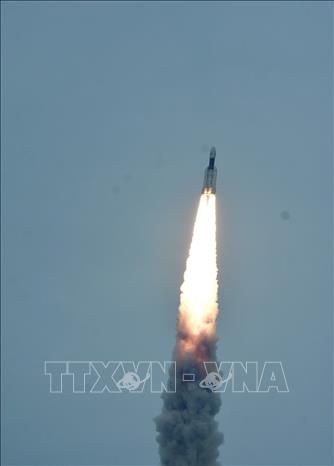 Trong ảnh: Tên lửa đẩy GSLV-Mk-III mang theo tàu vũ trụ Chandrayaan-2 được phóng từ Trung tâm Vũ trụ Satish Dhawan ở Sriharikota, Ấn Độ ngày 22/7/2019. Ảnh: THX/TTXVN 