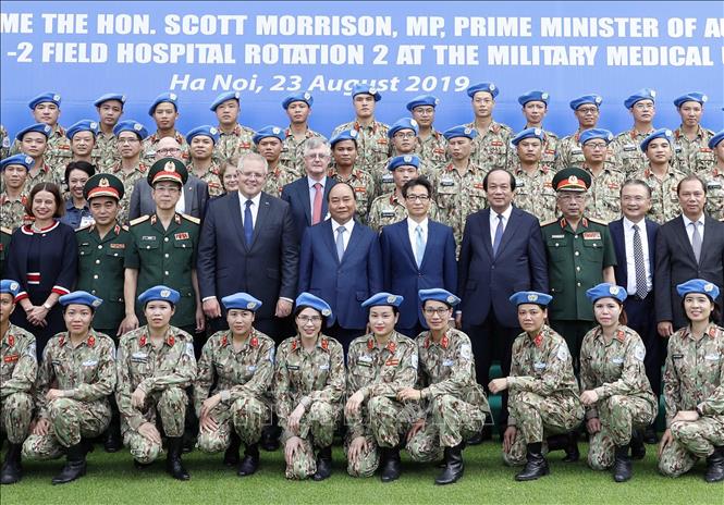 Trong ảnh: Thủ tướng Nguyễn Xuân Phúc, Thủ tướng Australia Scott Morrison, Phó Thủ tướng Vũ Đức Đam với các chiến sỹ của Bệnh viện dã chiến cấp 2 số 2. Ảnh: Thống Nhất – TTXVN
