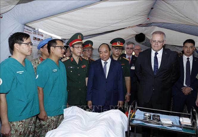 Trong ảnh:  Thủ tướng Nguyễn Xuân Phúc và Thủ tướng Australia Scott Morrison thăm công tác huấn luyện của Bệnh viện dã chiến cấp 2 số 2. Ảnh: Thống Nhất – TTXVN