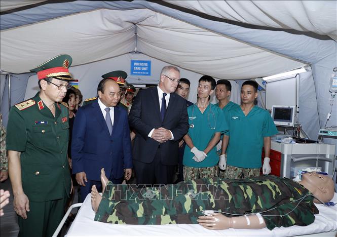 Trong ảnh:  Thủ tướng Nguyễn Xuân Phúc và Thủ tướng Australia Scott Morrison thăm công tác huấn luyện của Bệnh viện dã chiến cấp 2 số 2. Ảnh: Thống Nhất – TTXVN
