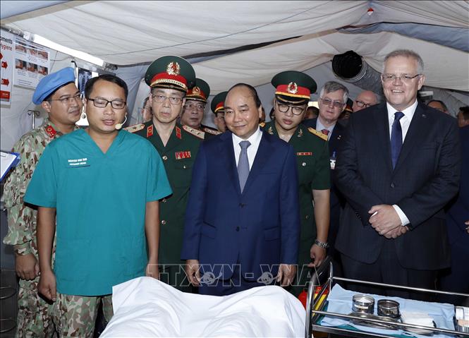 Trong ảnh: Thủ tướng Nguyễn Xuân Phúc và Thủ tướng Australia Scott Morrison thăm công tác huấn luyện của Bệnh viện dã chiến cấp 2 số 2. Ảnh: Thống Nhất – TTXVN
