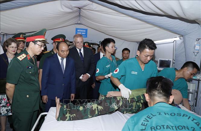 Trong ảnh: Thủ tướng Nguyễn Xuân Phúc và Thủ tướng Australia Scott Morrison thăm công tác huấn luyện của Bệnh viện dã chiến cấp 2 số 2. Ảnh: Thống Nhất – TTXVN
