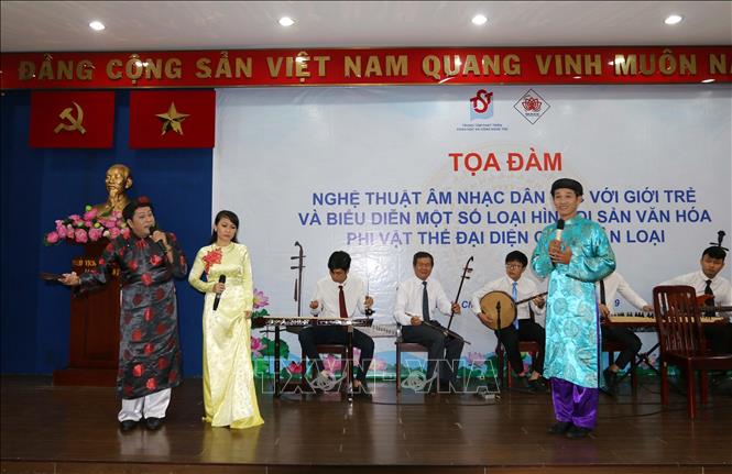 Trong ảnh: Tiết mục biểu diễn ca ra bộ “Bùi kiệm thi rớt trở về”. Ảnh: Thanh Vũ - TTXVN