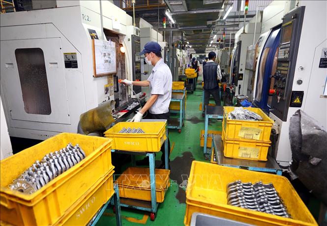 Trong ảnh: Sản xuất các mặt hàng cơ khí tại Công ty TNHH Strong Way, vốn đầu tư của Đài Loan (Trung Quốc) tại khu công nghiệp Khai Quang. Ảnh: Danh Lam – TTXVN