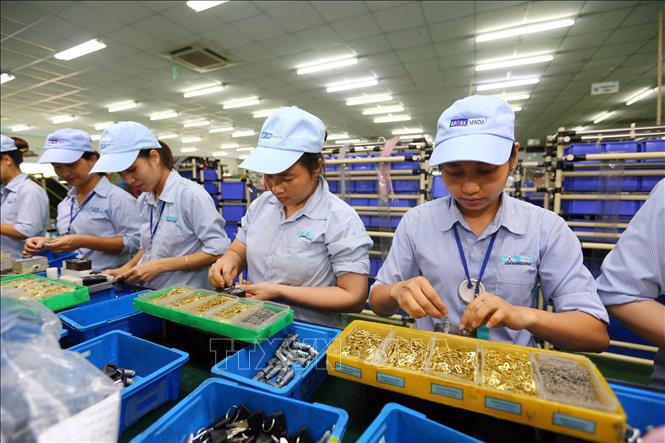 Trong ảnh: Sản xuất linh kiện điện điện tử tại công ty TNHH Minda (vốn đầu tư của Ấn Độ) cung cấp cho nhà máy của các Tập đoàn lớn tại Vĩnh Phúc như Toyota, Honda, Piaggio. Ảnh: Danh Lam  - TTXVN