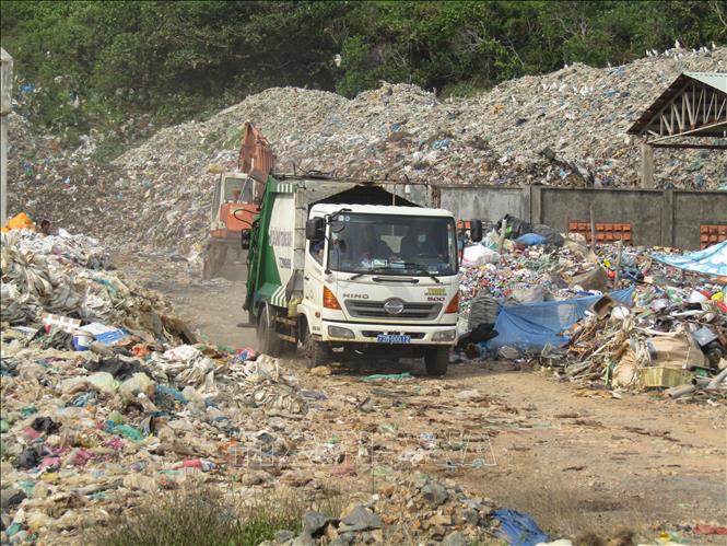 Trong ảnh: Hiện nay, số lượng rác tồn đọng tại bãi rác Bãi Nhát, huyện Côn Đảo khoảng 70.000 tấn. Ảnh: Huỳnh Ngọc Sơn-TTXVN