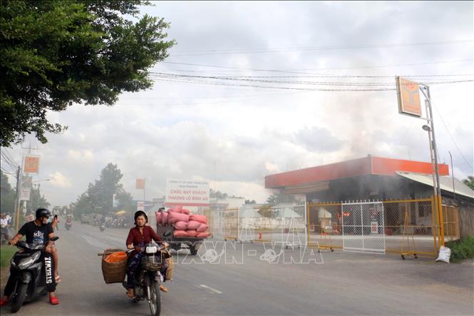 Trong ảnh: Vụ cháy xảy ra chiều 23/8 tại cửa hàng xăng dầu Nam Phương 1, ấp 1, xã Vĩnh An, huyện Ba Tri, tỉnh Bến Tre. Ảnh: Trần Thị Thu Hiền – TTXVN